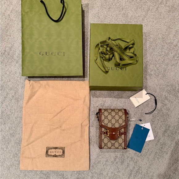 Gucci Handbags - NEW Gucci Crossbody Phone Holder